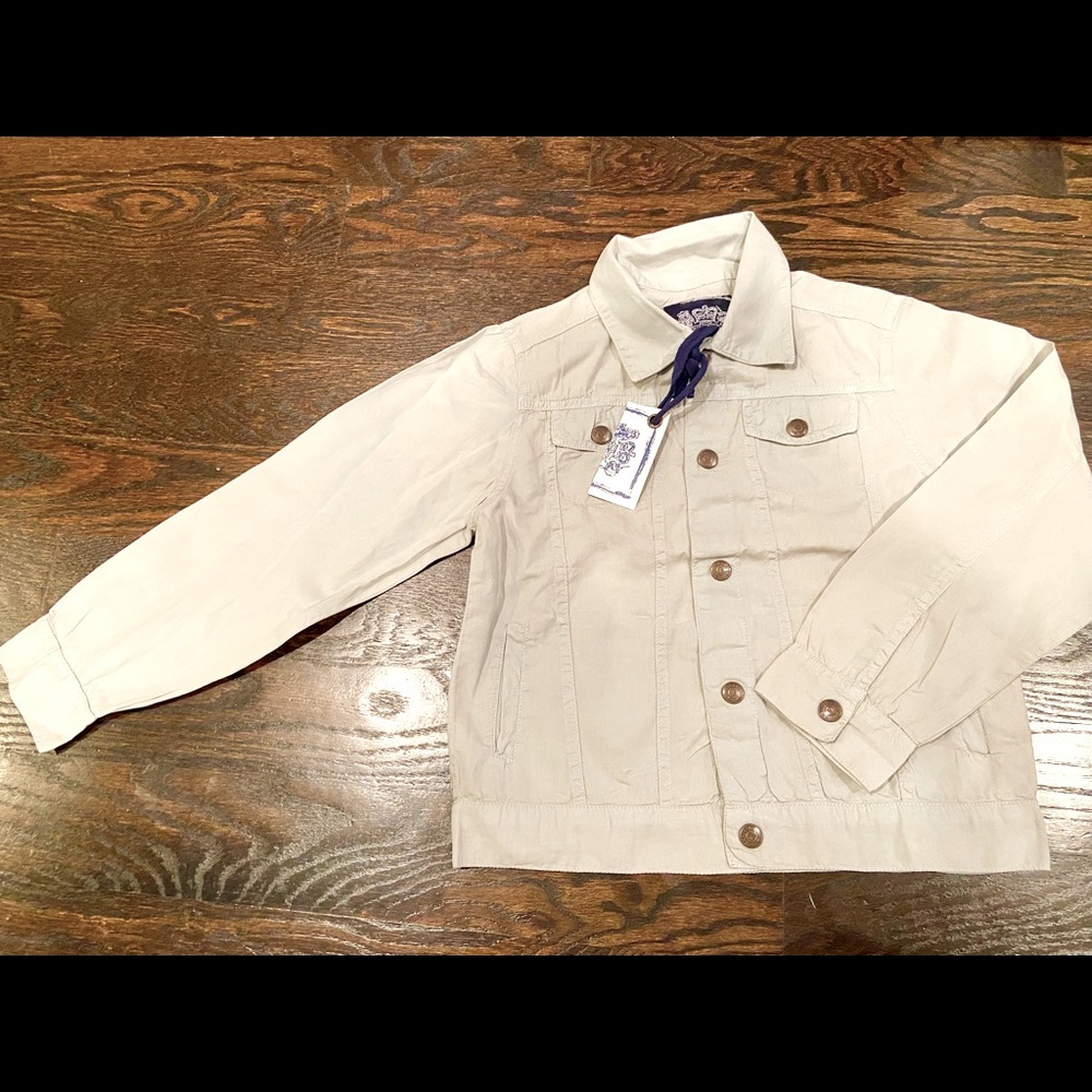 New Light gray light weight jean jacket styling with snaps. Fits like a 6.